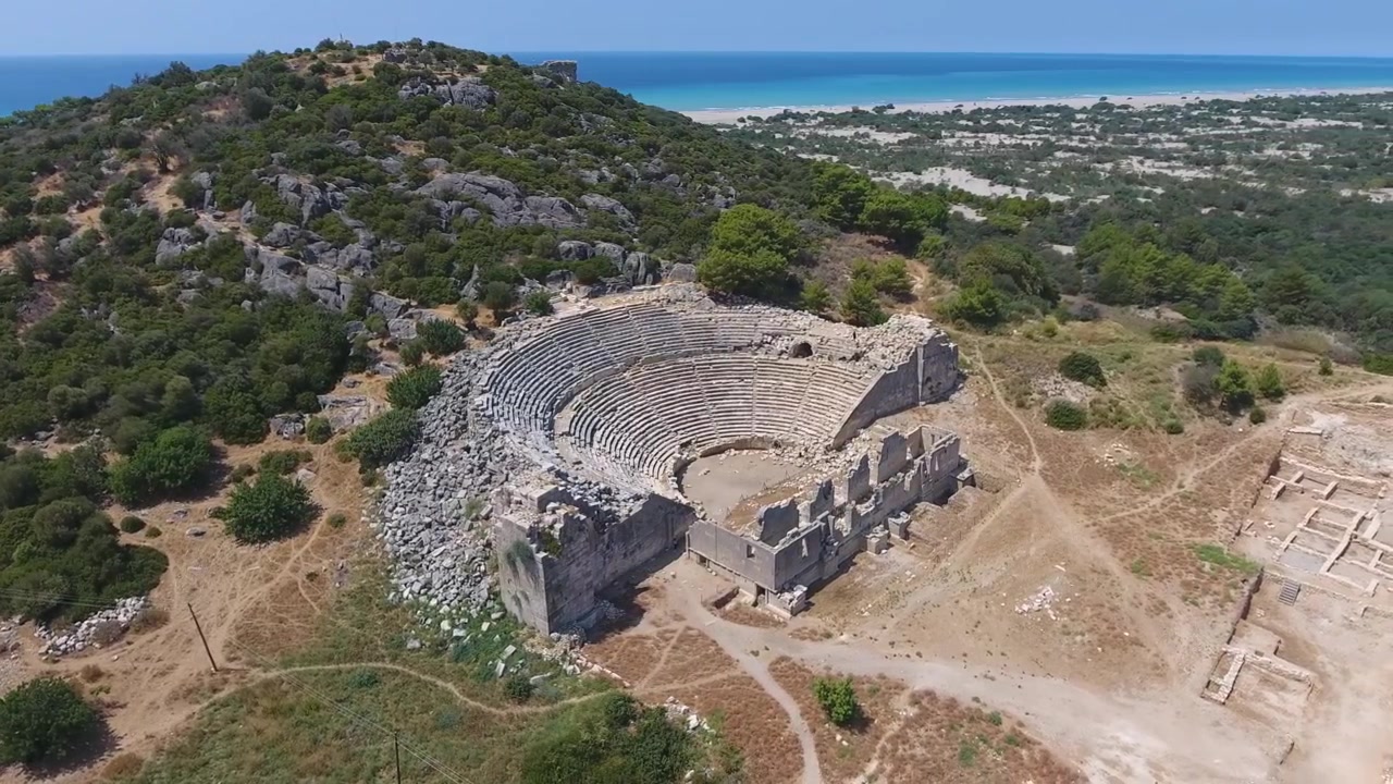 Vista aerea delle rovine dell'antico teatro romano a Patara, Turchia