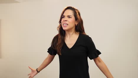 una mujer enojada gritando y gestando en cámara lenta.