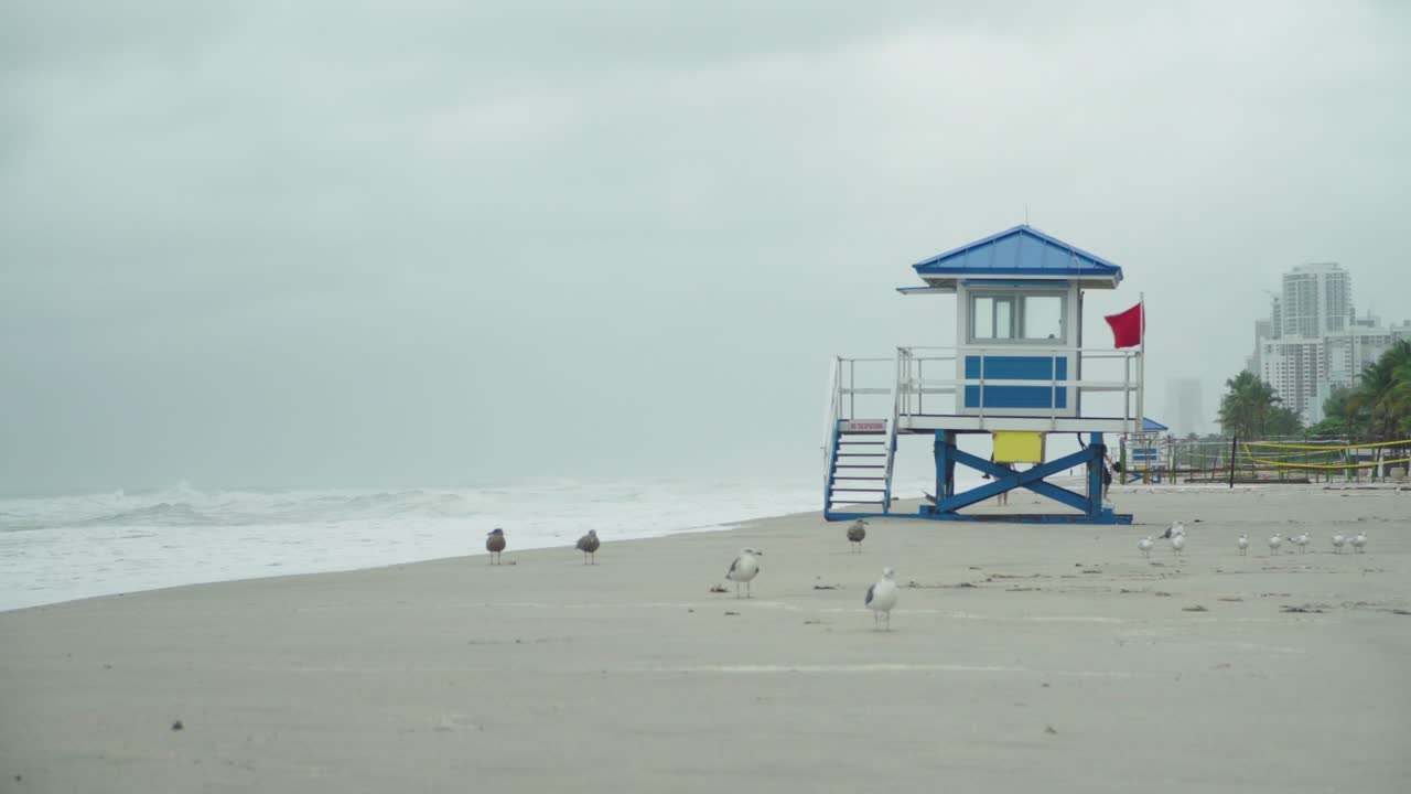 tormenta tropical, casa de salvavidas con bandera roja en