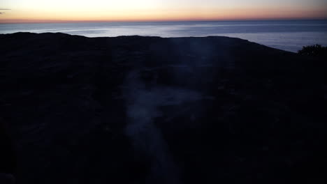 Junges-Mädchen-Allein-Im-Dunklen-Wald-Allein-Am-Lagerfeuer