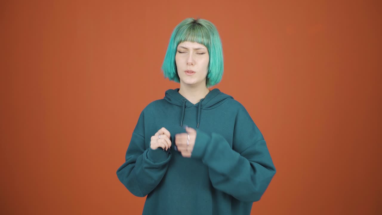 una joven enferma que tose.