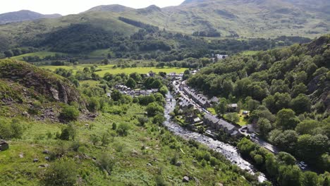 Beddgelert-Dorf-In-Snowdonia-Wales-UK-Luftaufnahmen-Blick-über-Hügel