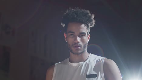 joven jugador de baloncesto mirando a la cámara