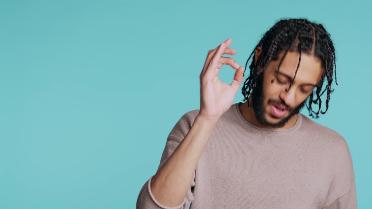 hombre aplaudiendo felizmente, satisfecho con los logros, fondo de estudio