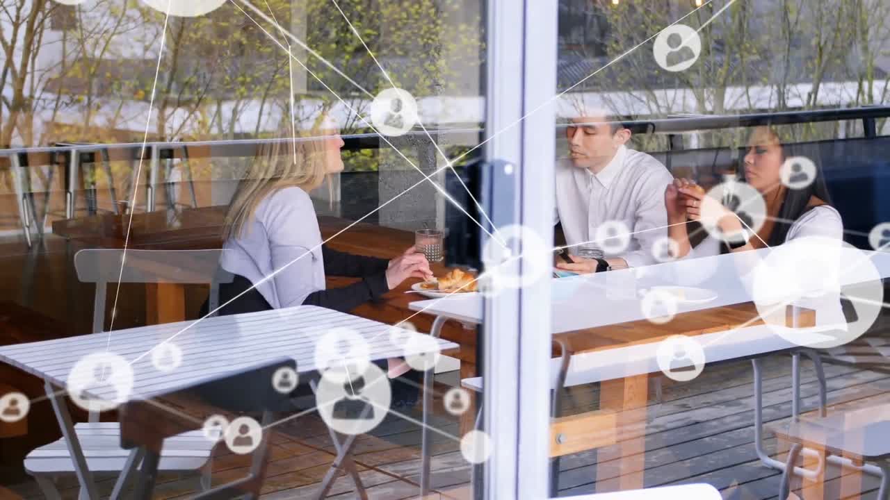 다민족 남녀 친구 그룹이 모여있는 웹 연결의 애니메이션