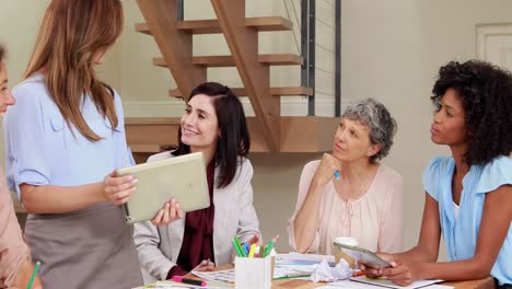 mujeres que trabajan seriamente