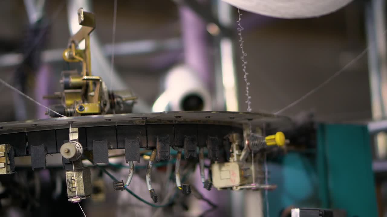 Macchina per la produzione di calze - Tecnologia di lavoro della fabbrica di calze - La macchina automatica per la produzione di calze lavora rapidamente.