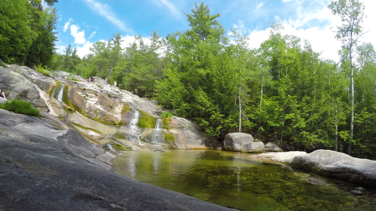 4k 고정 샷 maine forest wilderness stepp falls 하이킹 트레일 지역은 폭포와 폭포로 가득차 있으며 수영을 위한 크고 맑은 물 웅덩이가 있습니다.