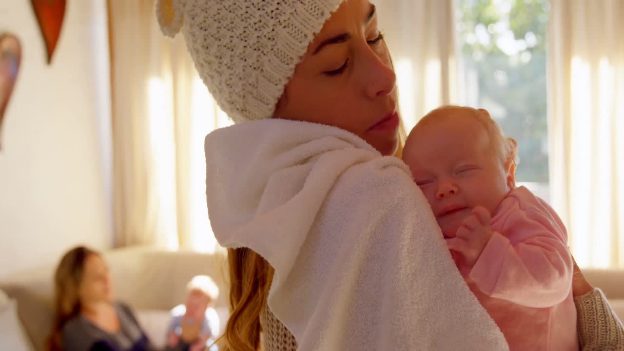 거실 4k에서 아기 아들을 위로하는 엄마