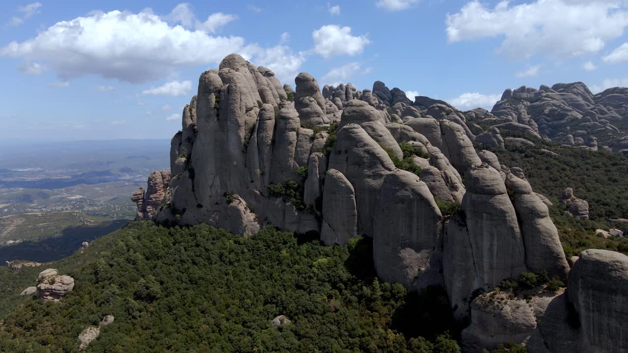 vistas aéreas de la cordillera de montserrat en cataluña