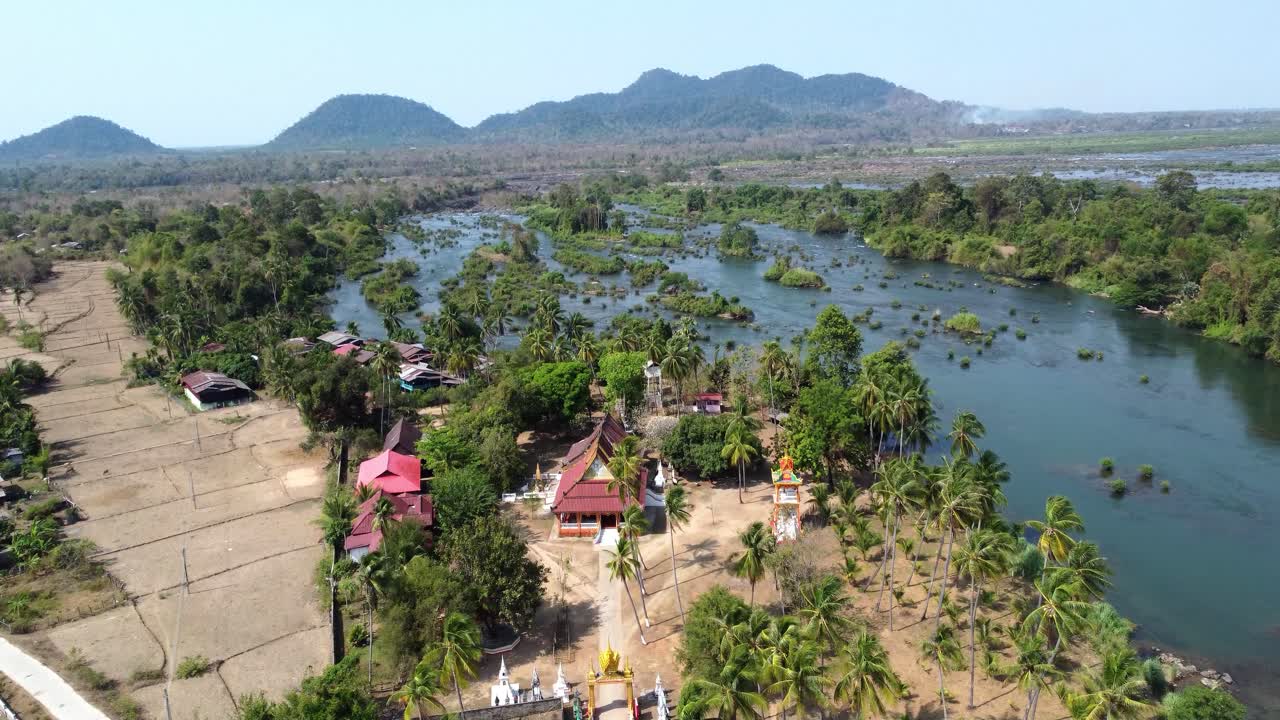 un hermoso pequeño templo al lado de la aldea enclavado en el río mekong en el sur de laos