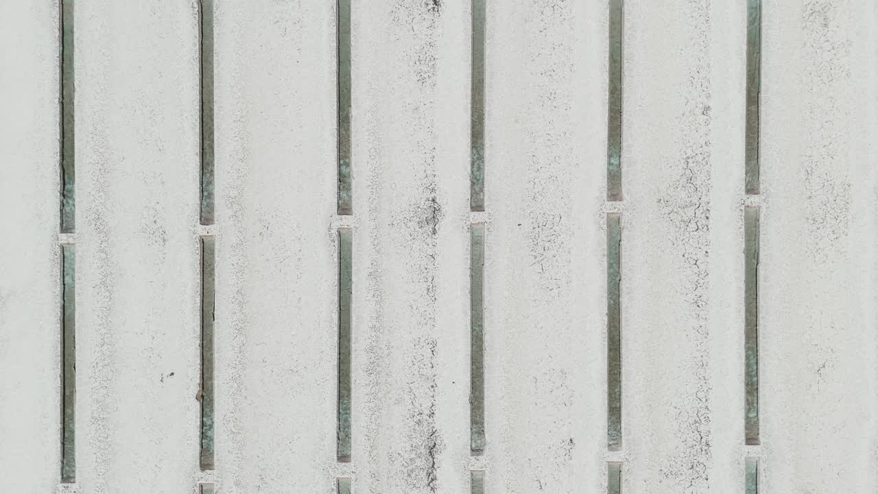 vista de drones por encima de las pilas de agua en las salinas grandes salinas en jujuy, argentina