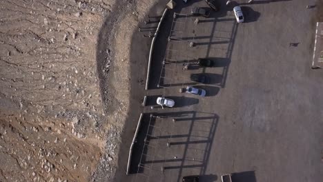 gente disfrutando del paisaje rocoso de la montaña jebel jais en ras al khaimah, uae - toma aérea