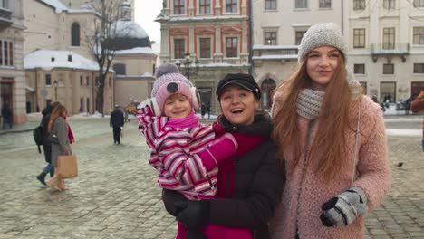 Zwei-Junge-Lächelnde-Touristinnen-Mit-Adoptionskind,-Die-Zu-Fuß-An-Berühmten-Sehenswürdigkeiten-Der-Altstadt-Entlang-Gehen