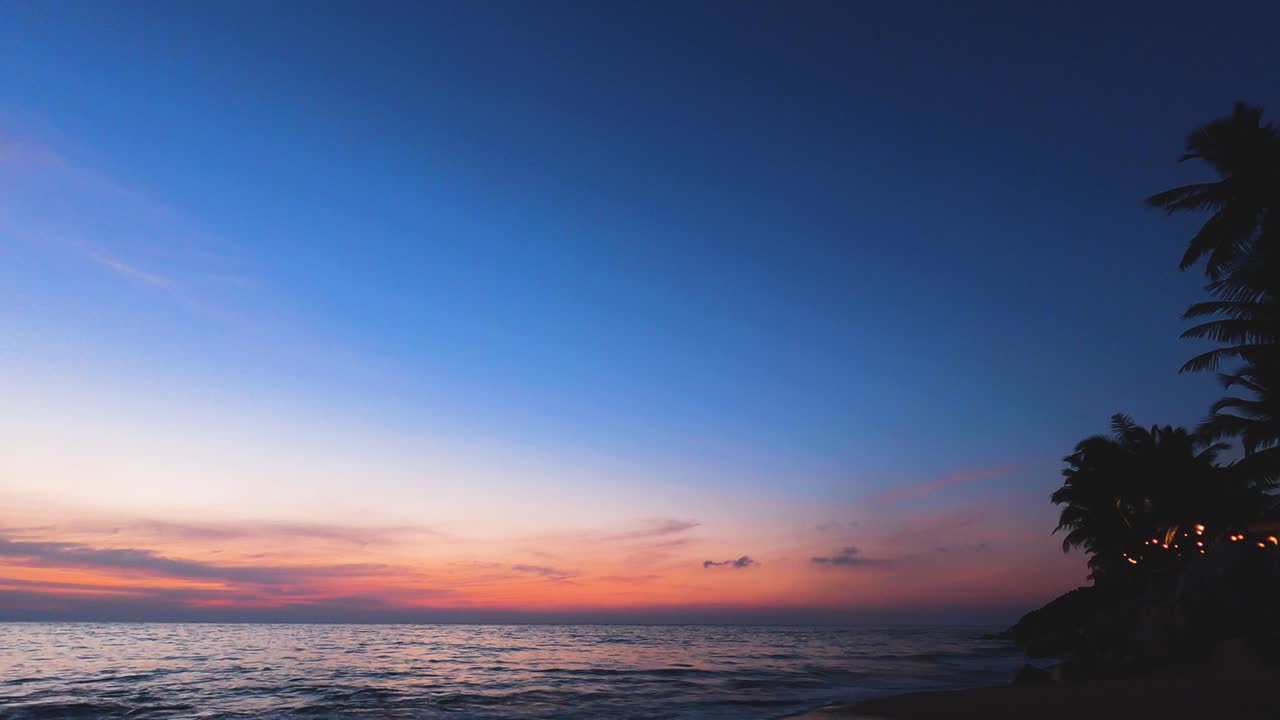 추상적인 색의 구름이 서서히 움직여 가을의 색있는 일몰이나 일출을 나타니다.