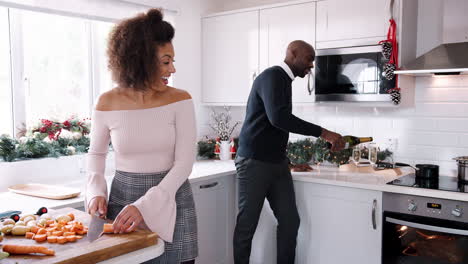 Una-Joven-Pareja-Negra-Preparando-La-Cena-De-Navidad-Juntos-En-Casa,-Tómate-Un-Descanso-Para-Tomar-Una-Copa-De-Champán,-Cierra