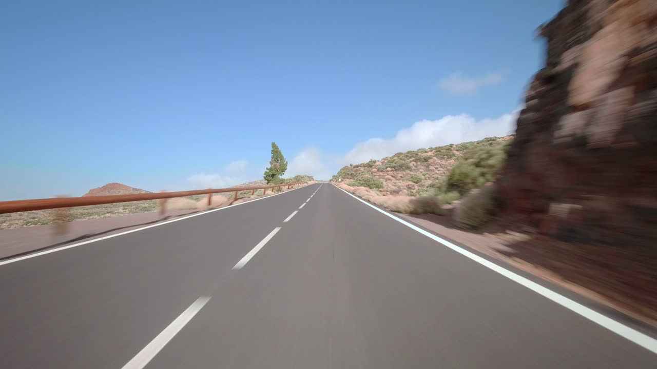 테이데 국립공원 테네리페에서 액션캠이 부착된 차를 운전하다