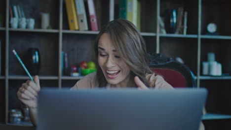 Lächelnde-Geschäftsfrau-Blickt-Auf-Den-Laptop-Bildschirm-Und-Freut-Sich-über-Tolle-Neuigkeiten