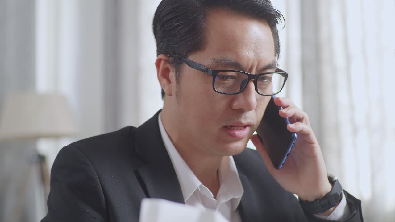 온도를 확인하고 전화를 하는 남자