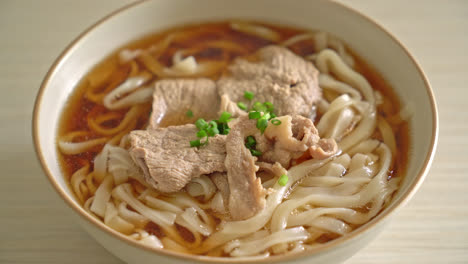fideos udon ramen caseros con carne de cerdo en sopa de soja o shoyu