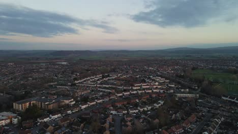 vista aérea de 4k de taunton somerset, reino unido, drone avanzando y mostrando el cielo azul con algunas nubes