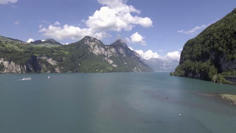 tarifa de barco en un lago fiordo en suiza