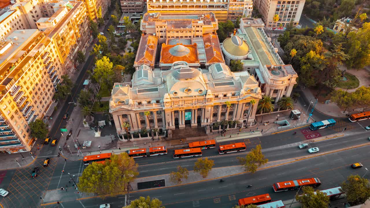 산티아고에 있는 칠레 국립 도서관 위의 하이퍼스 항공 드론 - 시내를 둘러싼 역사적인 자동차 교통 - 알라메다 애비뉴, 칠레의 랜드마크