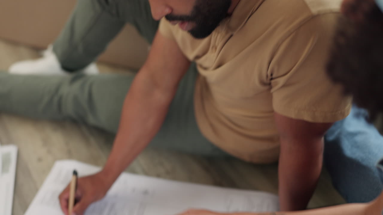 Mockup de tablet, planta e casal planejando a casa