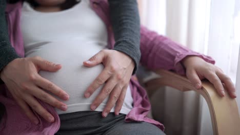 la pareja embarazada siente amor y se relaja en casa.