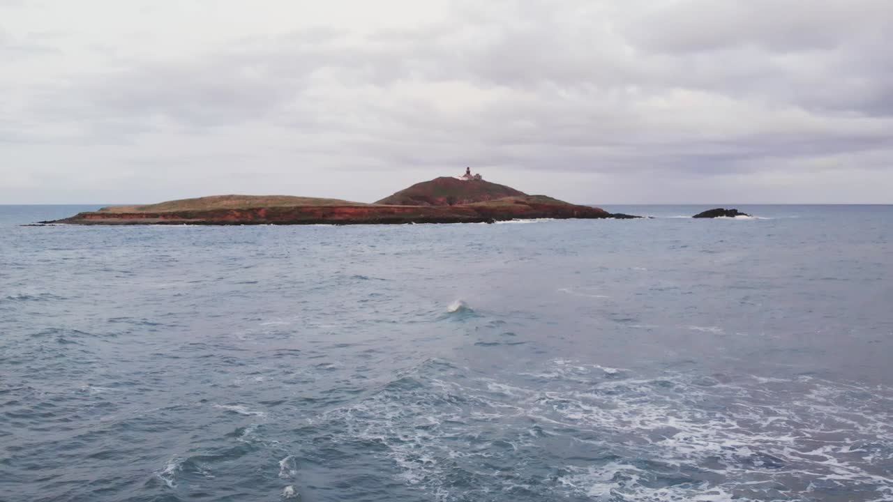 vista aérea de acantilados rocosos en el mar ondulado