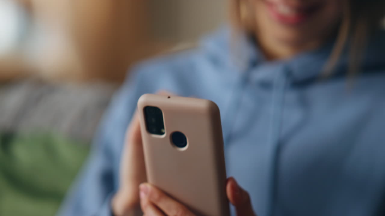 persona que utiliza un teléfono móvil