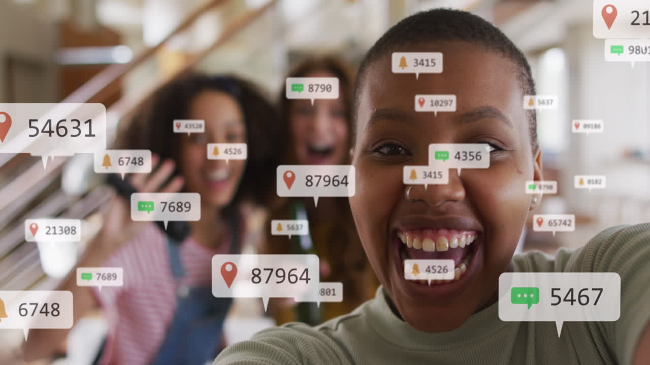 animación de iconos de redes sociales y texto sobre amigas felices vlogging en casa