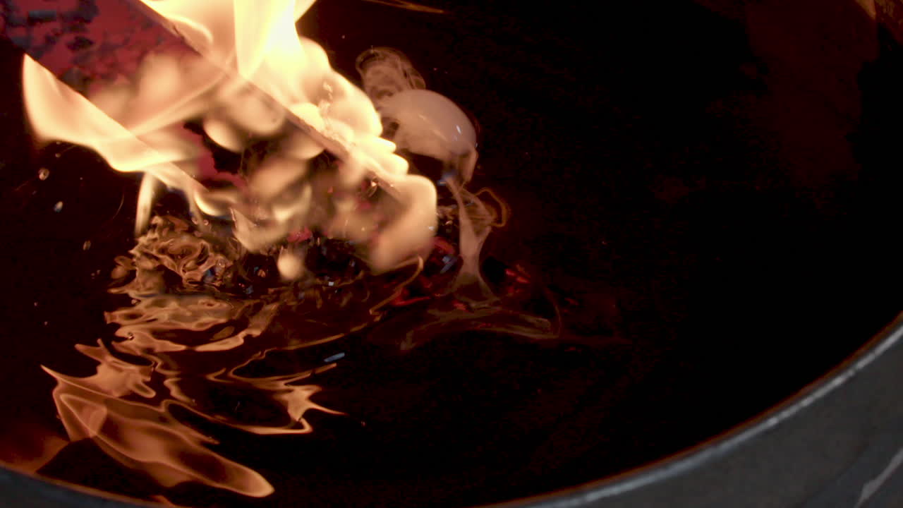 hoja brillante al rojo vivo sumergida en aceite