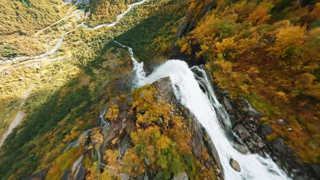 Drone-Fpv-Se-Sumerge-En-Una-Cascada-En-Noruega