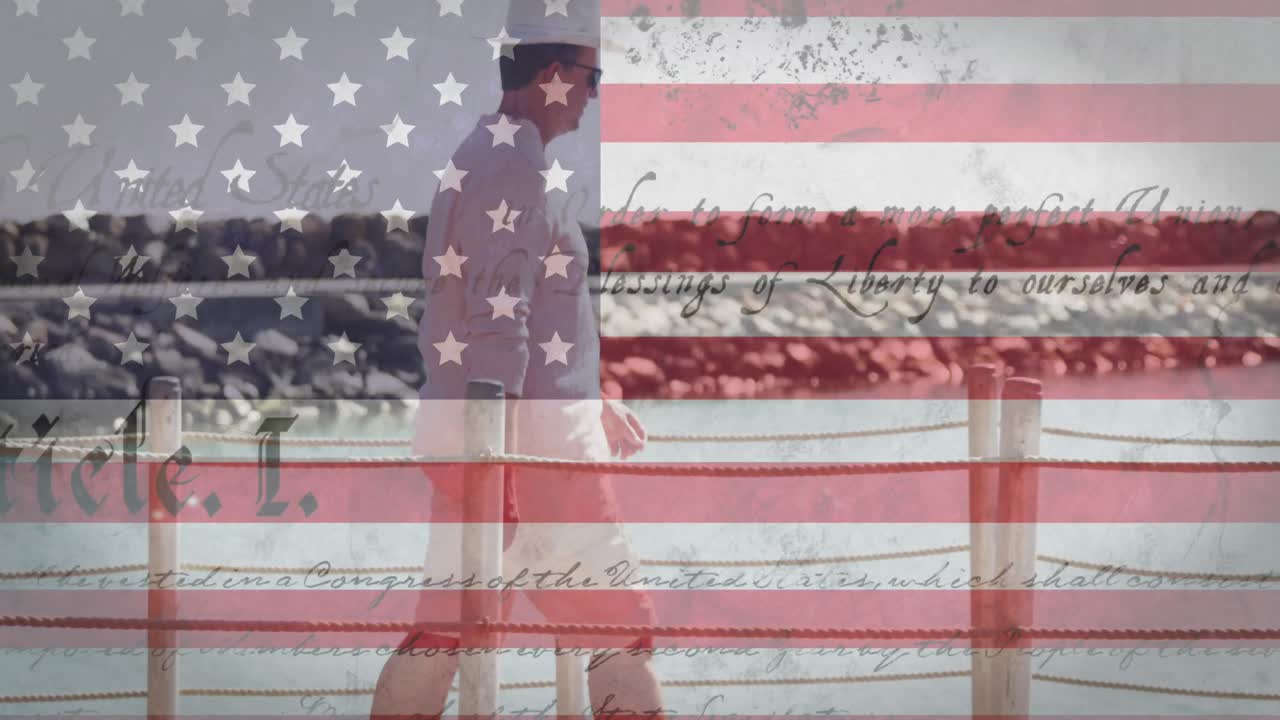 animación de un hombre caminando por el muelle sobre la bandera estadounidense y el texto de la constitución