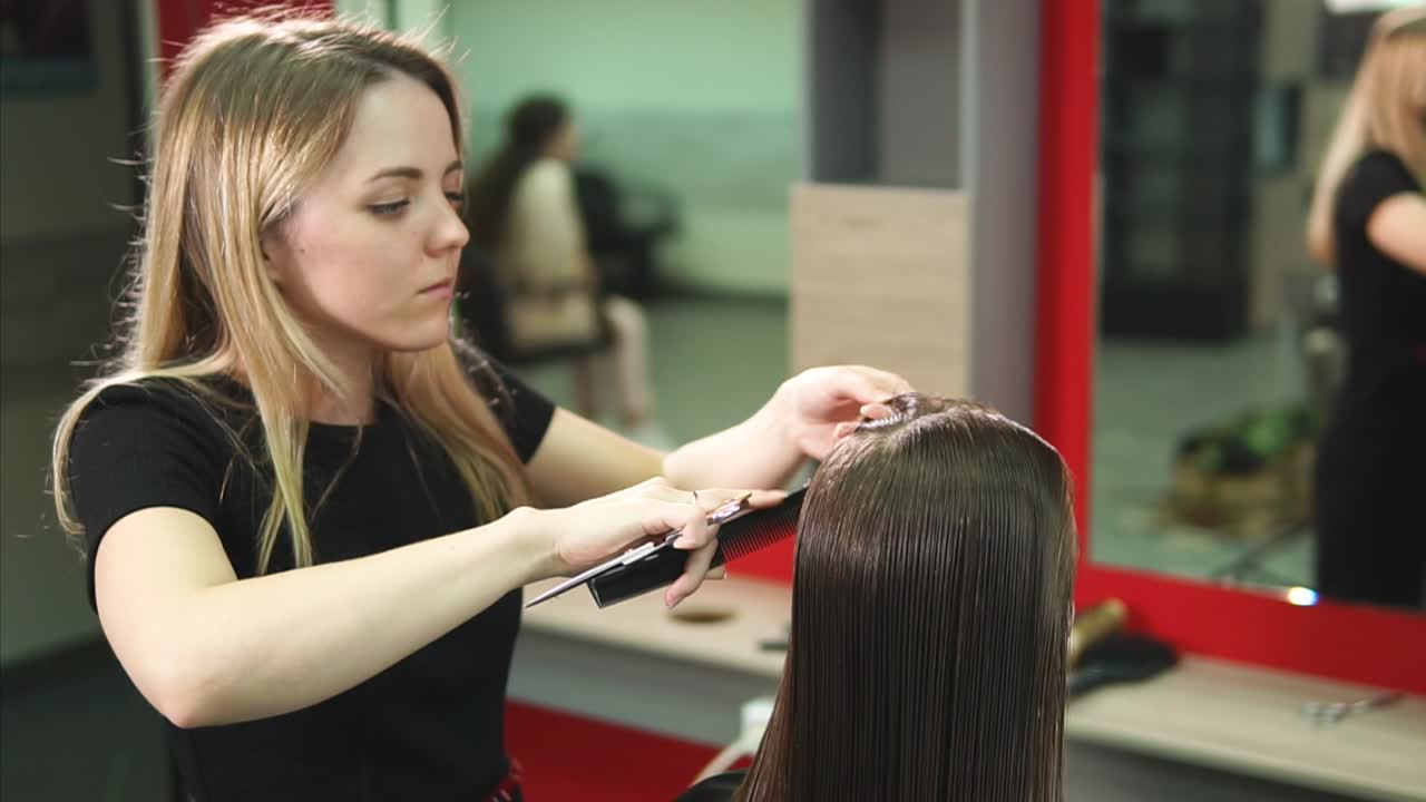 Mujer cortándose el pelo en una peluquería