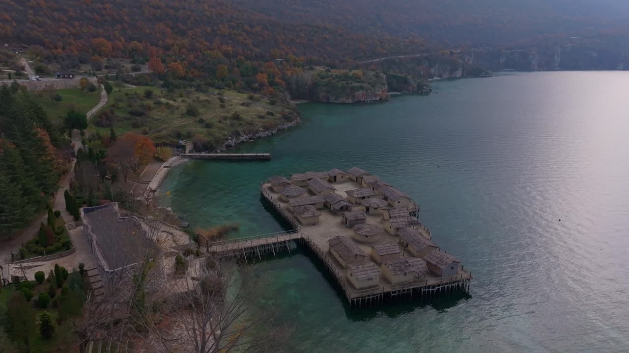 Droneperspektiv av Beinbuktens museum ved den rolige Ohridsjøen