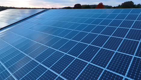 gran conjunto de paneles solares en el techo durante la puesta del sol