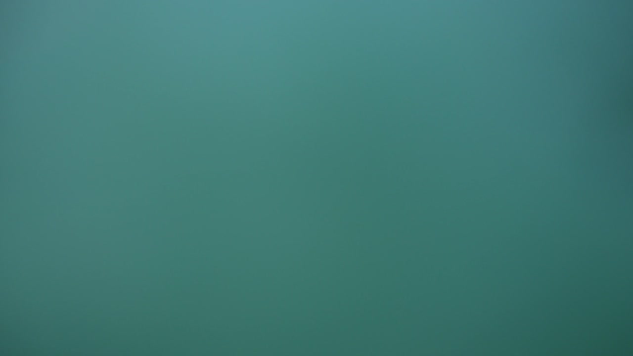 humo verde y chispas del 4 de julio, fuegos artificiales con bombas de humo del día de la independencia en cámara lenta