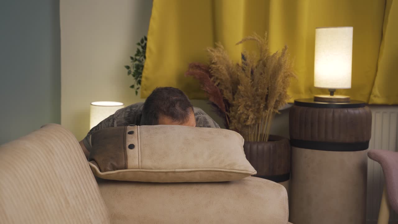 문제가 있는 사람은 자신을 숨기고 있습니다. 정신병자입니다.