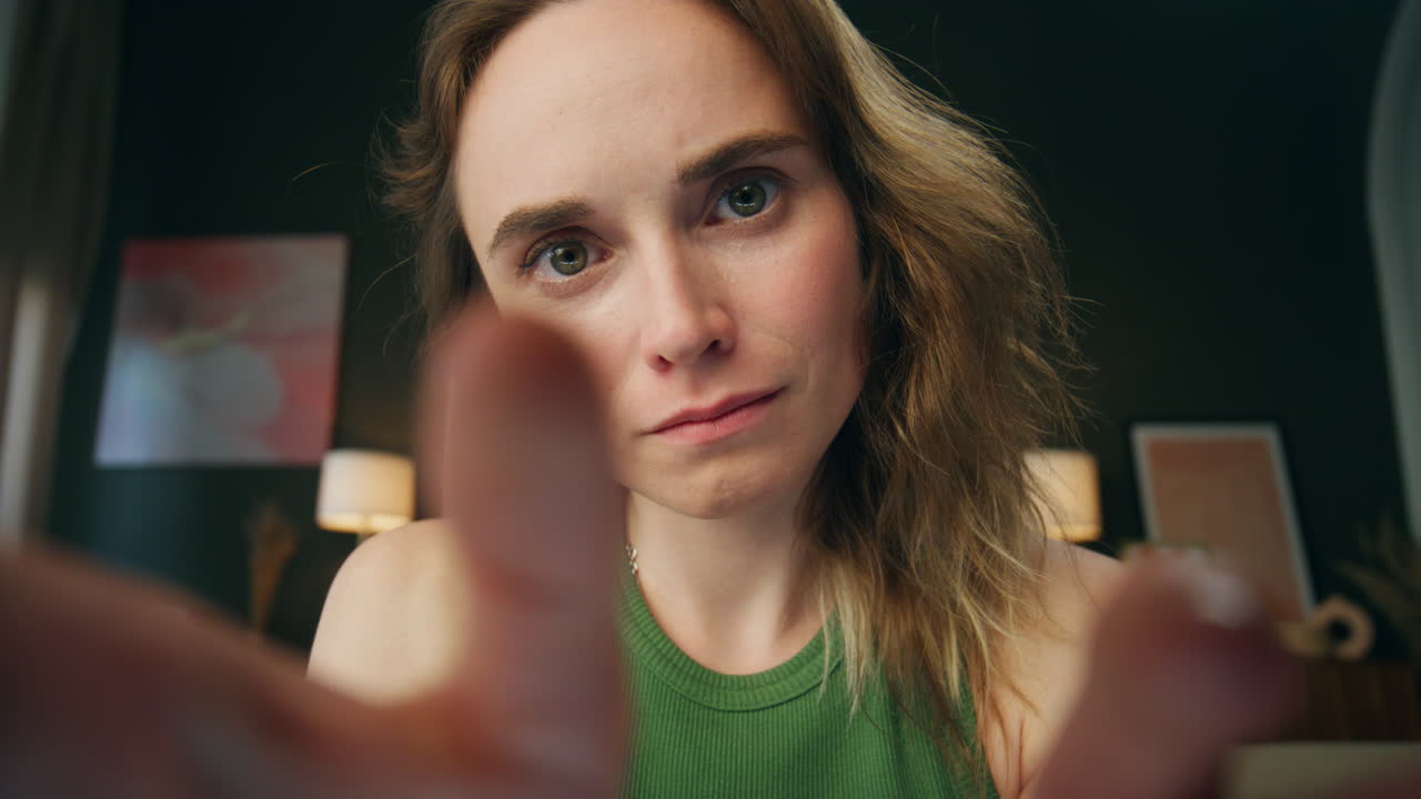 POV: donna seria che scorre un display invisibile. Mani di ragazza che sfogliano il contenuto dello schermo.