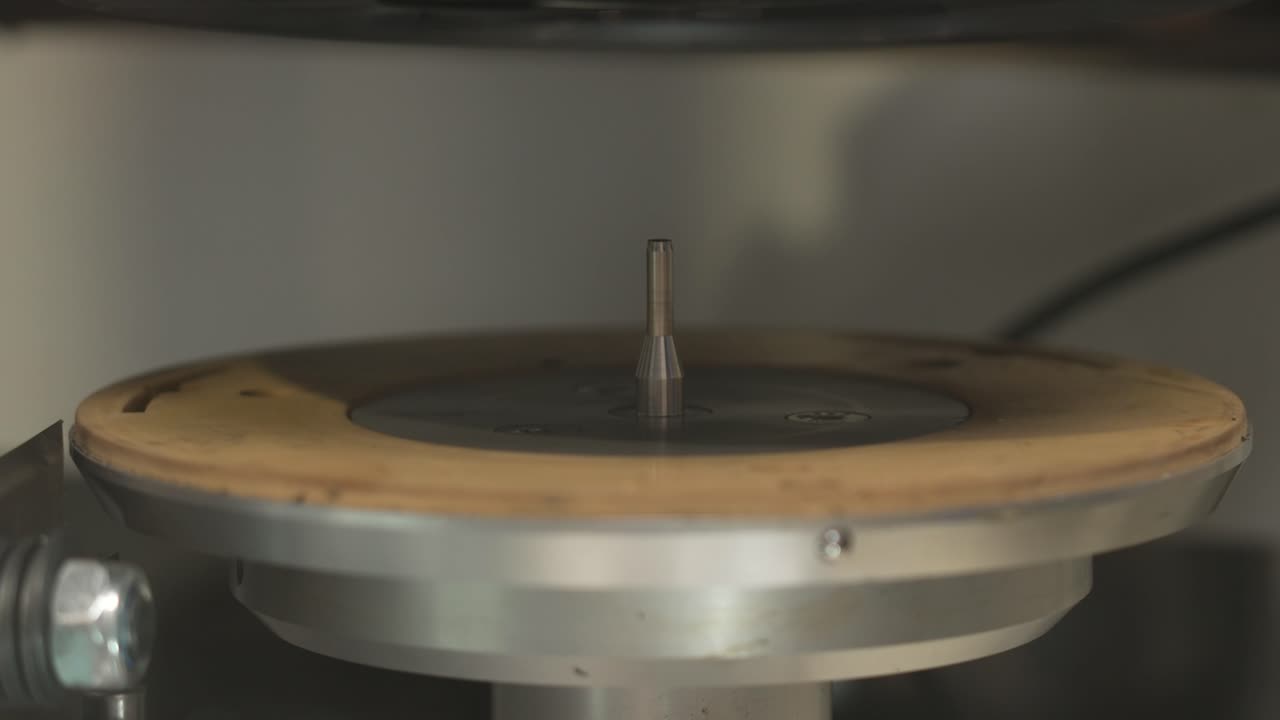 멜로디 를 제작 하는 것: 비닐 생산 기계 의 예술성 을 경험 하십시오