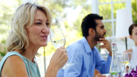 hermosa mujer con un vaso de vino en un restaurante