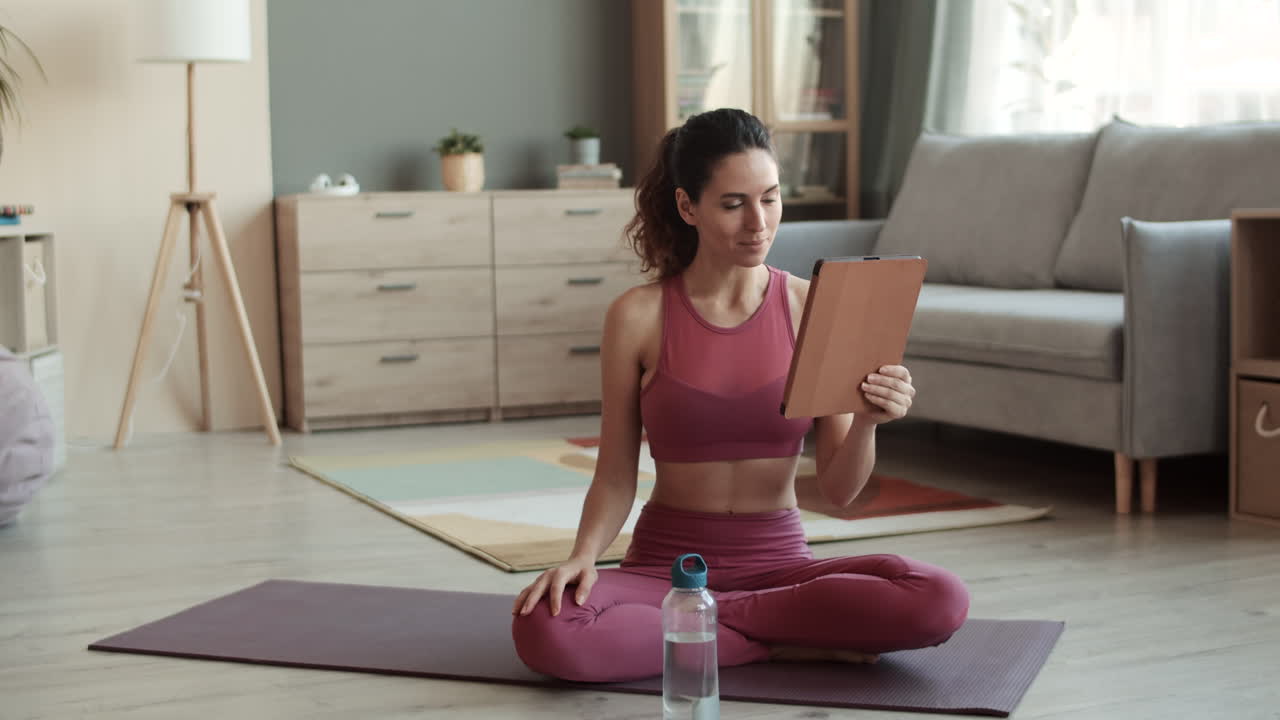 mujer deportiva llamando por video usando una tableta
