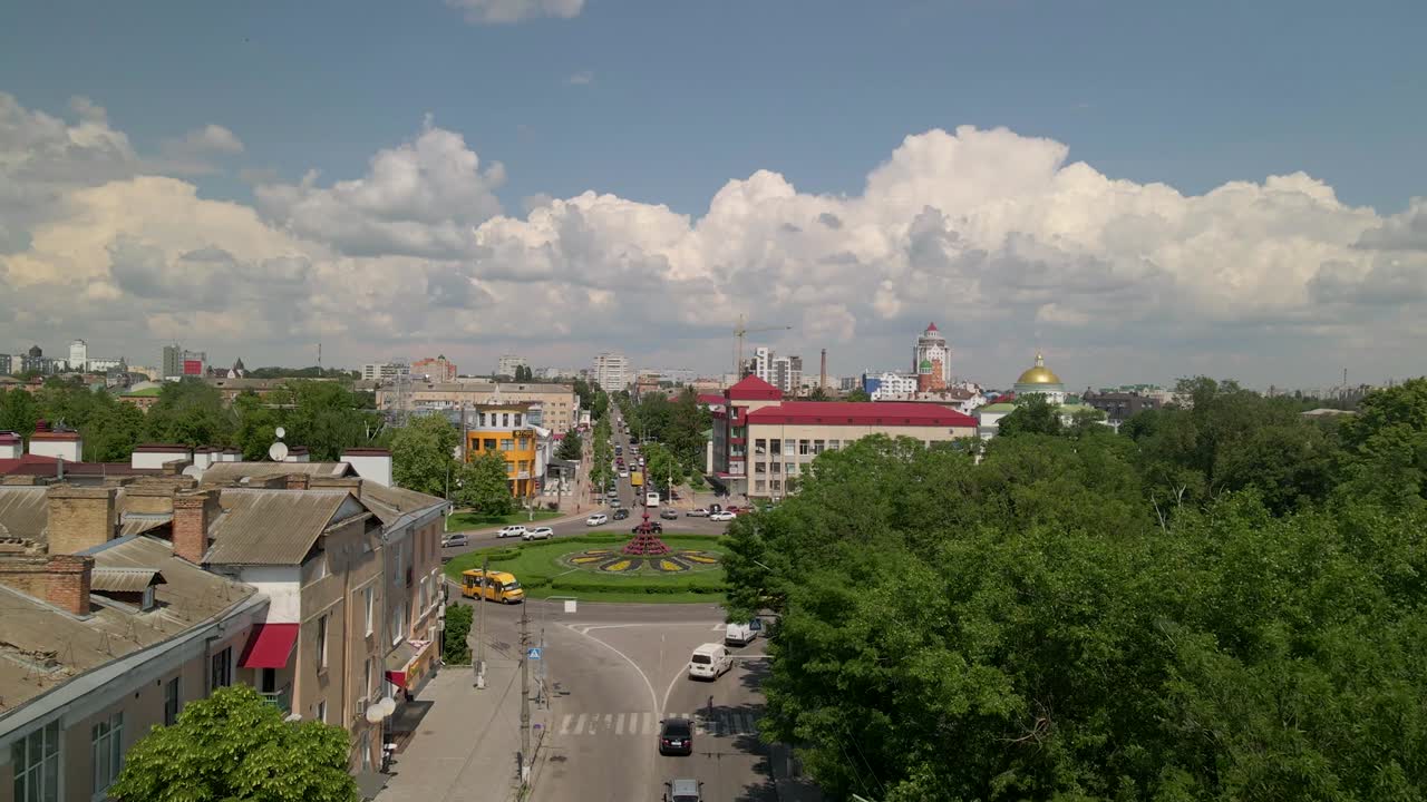 vista aérea de 4k de la carretera de circunvalación con coches circulares en una pequeña ciudad europea en un día soleado