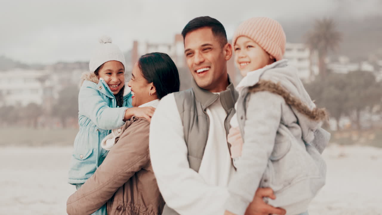 겨울의 해변 날에 행복한 가족