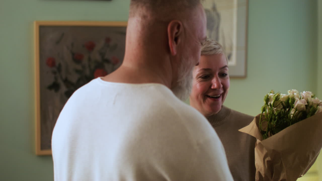 여자에게 꽃을 가져오는 남자