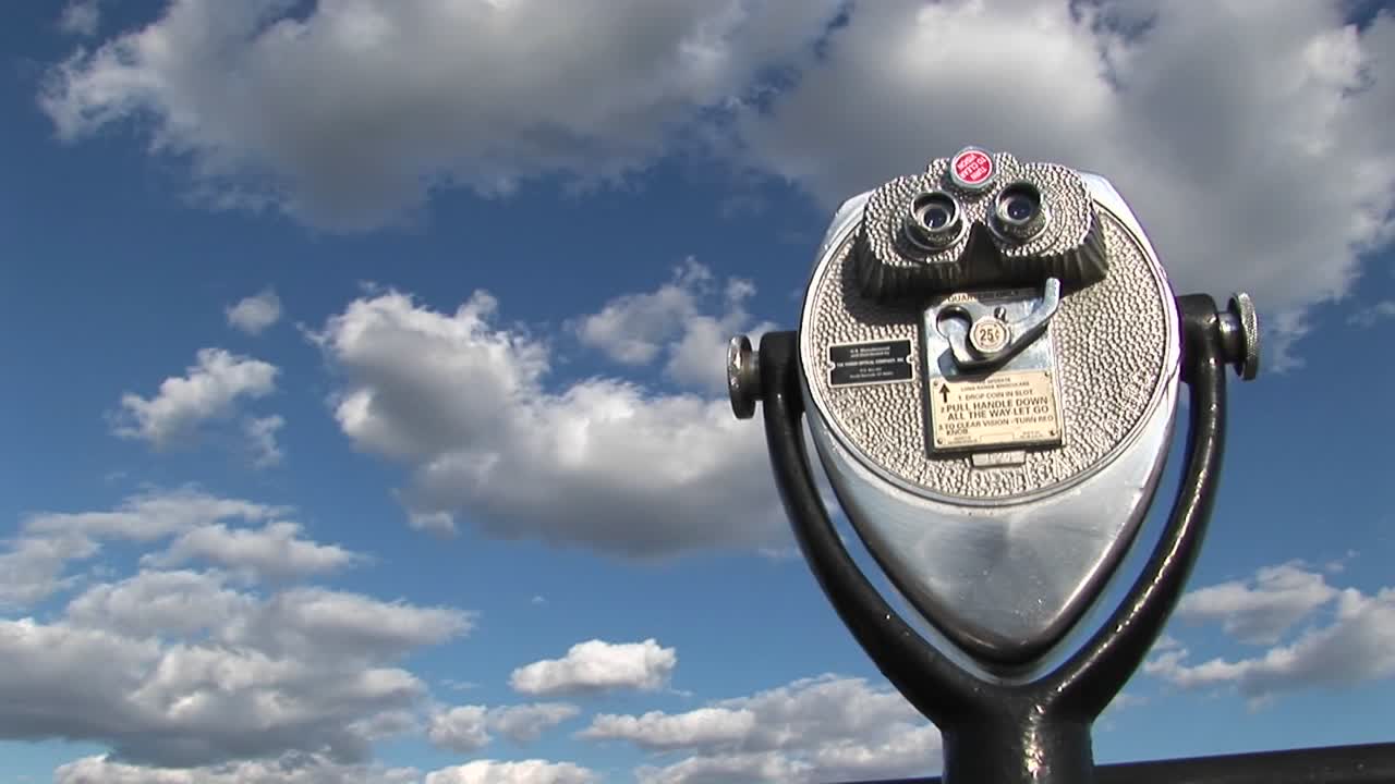 таймлапс движения облаков над туристическим телескопом