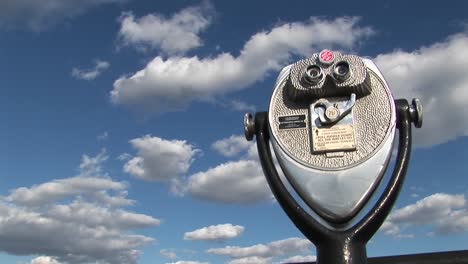 Un-Lapso-De-Tiempo-De-Nubes-Moviéndose-Sobre-Un-Telescopio-Turístico.