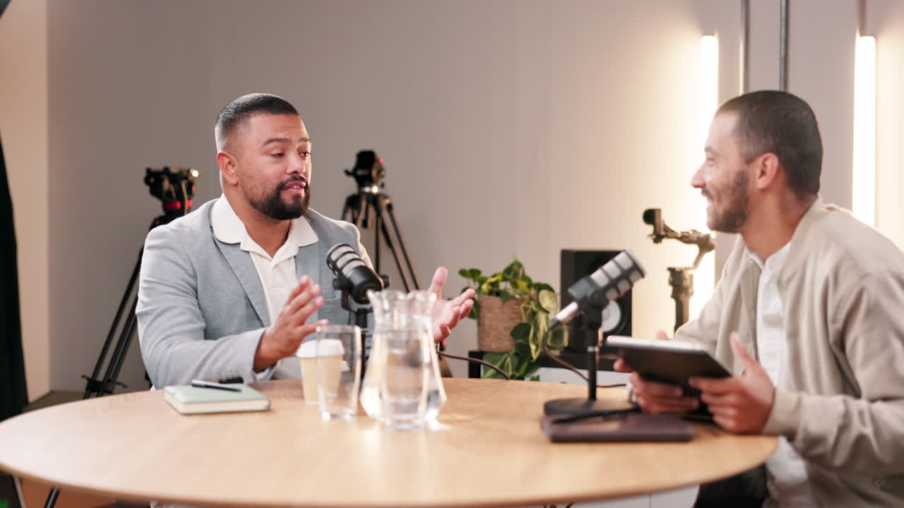 Due uomini che registrano un podcast in uno studio